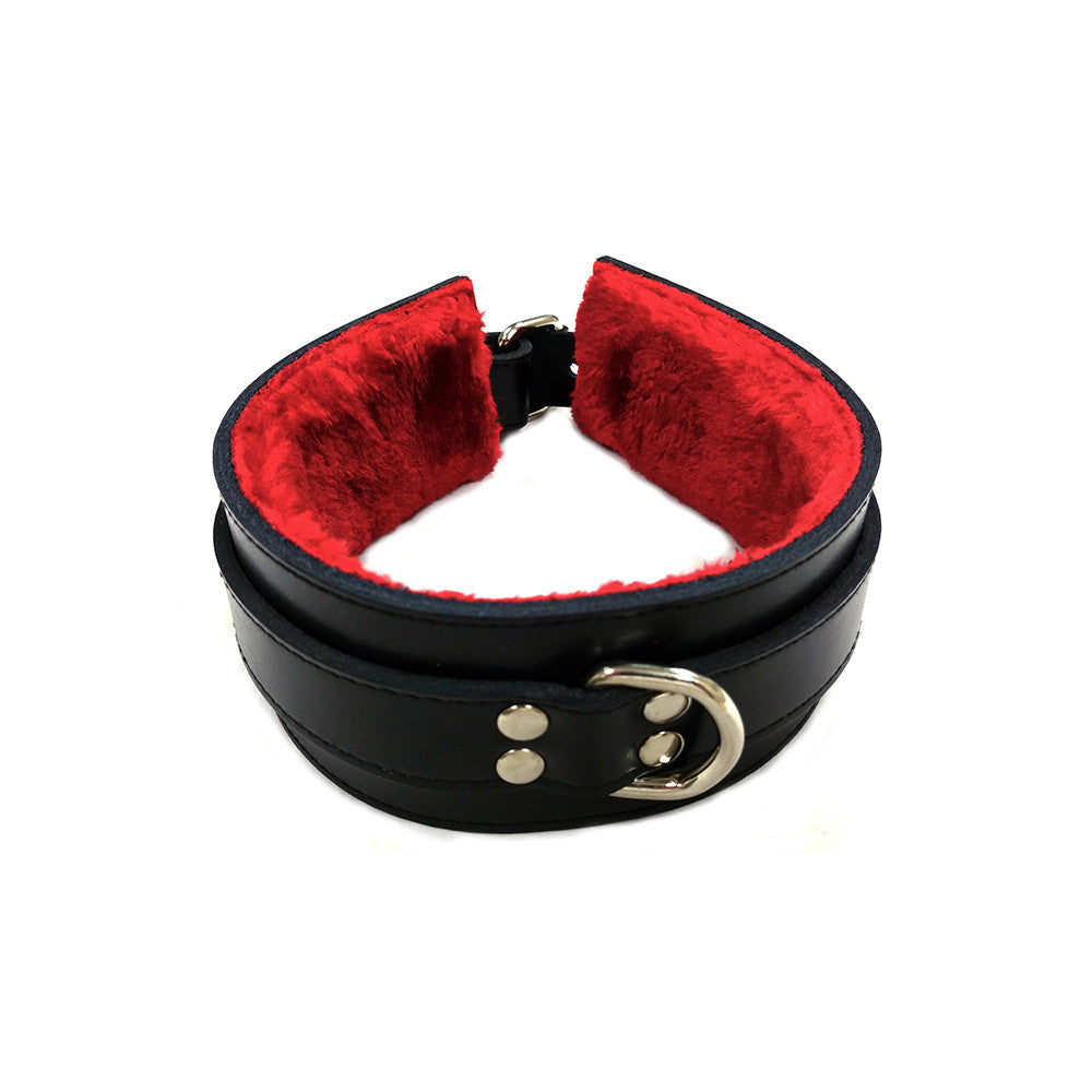 Coleira de couro com pele